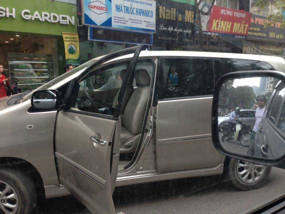 Chiếc xe bỏ chạy bị người dân đập vỡ kính