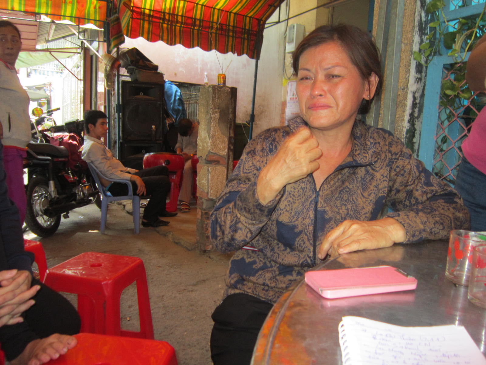 Bà Phụng đau đớn kể lại giây phút mất con. Ảnh Quang Hải