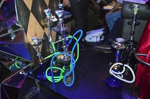 Các dụng cụ hút shisha bị thu giữ. Các dụng cụ hút shisha bị thu giữ.