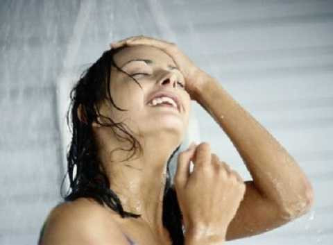 Tắm nước lạnh dưới vòi hoa sen giúp tăng tuần hoàn máu Tắm nước lạnh dưới vòi hoa sen giúp tăng tuần hoàn máu