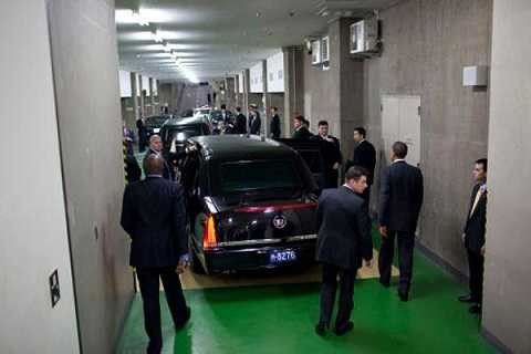 Đoàn tùy tùng hùng hậu tháp tùng ông Obama đến khách sạn Okura, Tokyo, năm 2009 Đoàn tùy tùng hùng hậu tháp tùng ông Obama đến khách sạn Okura, Tokyo, năm 2009