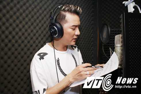 Đàm Vĩnh Hưng đến phòng thu ngay tại quận Bình Thạnh để thực hiện bản thu cho ca khúc mới