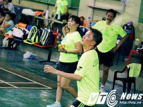  Đàm Vĩnh Hưng chơi cầu lông không thua dân chuyên nghiệp 