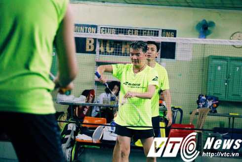  Đàm Vĩnh Hưng chơi cầu lông không thua dân chuyên nghiệp 