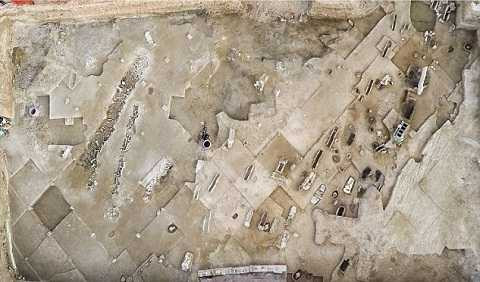 Các nhà khảo cổ hiện mới khai quật được một nửa khu vực đồng bằng sông Faliron. Ảnh Dailymail