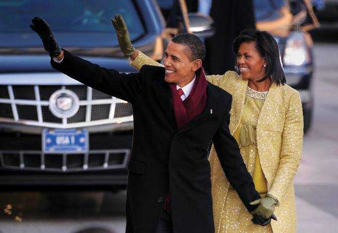 Ông Barack Obama diện áo khoác và khăn quàng của Brooks Brothers trong lễ nhậm chức đầu tiên. 2