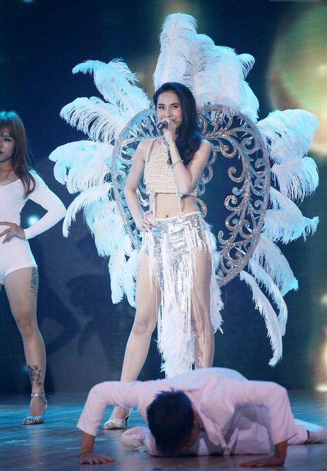 Mọi chuyện có lẽ bắt nguồn từ bộ trang phục trình diễn tại chung kết BNHV của Thủy Tiên