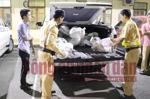 Lực lượng chức năng kiểm tra <a href='https://vtcnews.vn/oto-xe-may.31.0.html' >xe ôt</a>ô bán tải nhãn hiệu Ford Ranger.