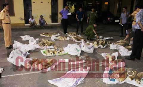 Lực lượng CSGT kiểm tra tang vật bị thu giữ.