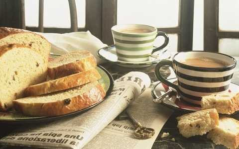 Ăn sáng nhẹ nhàng trong tiệm bánh hoặc quán cà phê nhỏ. Ảnh Google