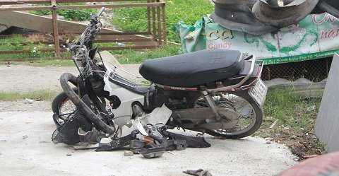 Xe máy bị nát bấn sau cú tông