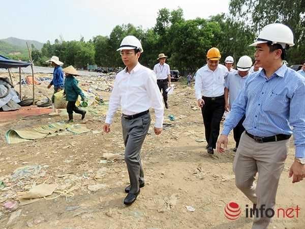 Ông Nguyễn Xuân Anh, Bí thư Thành ủy Đà Nẵng (giữa) thị sát bãi rác Khánh Sơn vào sáng 17/5