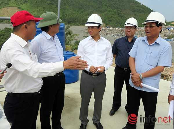 Ông Nguyễn Xuân Anh đứng ngay trên bể phốt bãi rác để nghe các đơn vị báo cáo tình hình. (Ảnh: HC) 