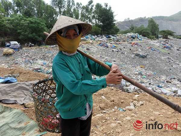 hị Mai làm nghề nhặt phế liệu ở bãi rác Khánh Sơn: Lần trước mình phản ảnh, ổng (Bí thư Thành ủy Đà Nẵng - PV) giải quyết rồi thì chừ mình lo đi làm đi ăn chứ tới gặp ổng chi nữa!” (Ảnh: HC)