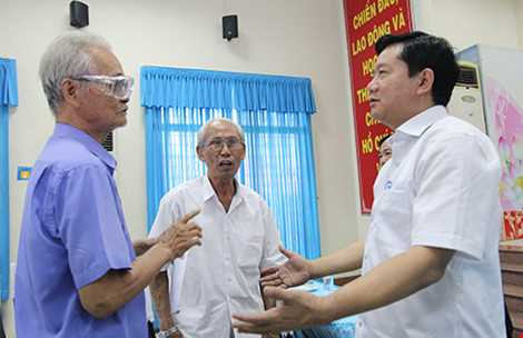 Bí thư Thành ủy TP.HCM Đinh La Thăng trao đổi với người dân tại buổi tiếp xúc với cử tri xã Tân Hiệp và Tân Sơn Nhì, huyện Hóc Môn chiều 17-5. Ảnh: HOÀNG GIANG