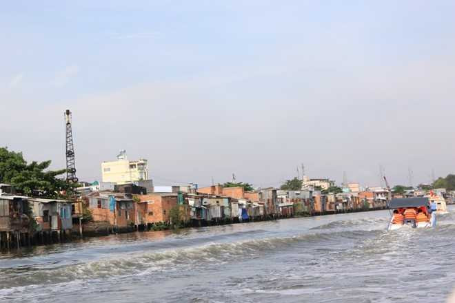 Khu nhà ổ chuột ven kênh rạch đoàn Bí thư Đinh La Thăng thị sát sáng 23/5. Ảnh: Hà Hương.