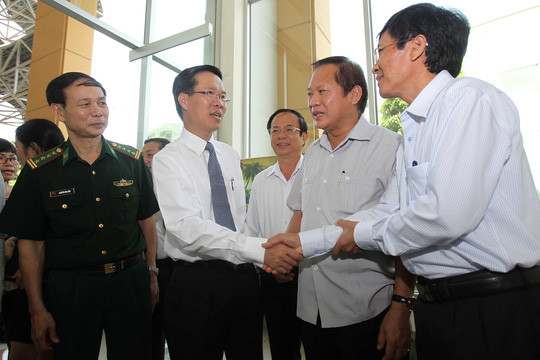 Ủy viên Bộ Chính trị, Trưởng Ban Tuyên giáo Trung ương Võ Văn Thưởng (thứ 2 từ trái sang) trao đổi với đại biểu tại hội nghị sáng 22-4