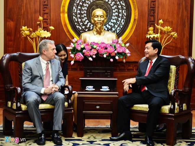 Bí thư Đinh La Thăng làm việc cùng Đại sứ Mỹ tại Việt Nam Ted Osius. Ảnh: Thanh Tùng