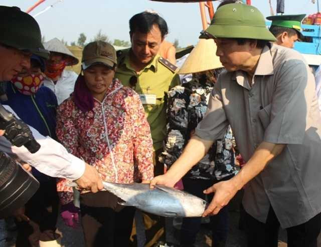 Bí thư tỉnh ủy Quảng Bình Hoàng Đăng Quang (phải) kiểm tra công tác thu mua cá, hải sản xa bờ tại cảng cá Sông Gianh. Để động viên ngư dân ông Quang đã bỏ tiền túi để mua cá.