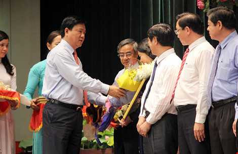 Bí thư Thành ủy TP.HCM Đinh La Thăng tặng hoa và bằng khen cho các tập thể và cá nhân có thành tích xuất sắc trong việc thực hiện Chương trình tạo nguồn quy hoạch cán bộ lãnh đạo, quản lý trẻ tuổi và Chương trình đào tạo thạc sĩ, tiến sĩ