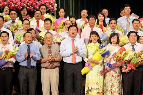 Bí thư Thành ủy TP.HCM Đinh La Thăng cùng hát với các tập thể và cá nhân có thành tích xuất sắc trong việc thực hiện Chương trình tạo nguồn quy hoạch cán bộ lãnh đạo, quản lý trẻ tuổi và Chương trình đào tạo thạc sĩ, tiến sĩ