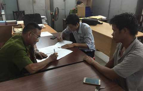 Anh Nguyên và nhân chứng đang ghi lời khai tại Công an P.13, Q.Bình Thạnh Anh Nguyên và nhân chứng đang ghi lời khai tại Công an P.13, Q.Bình Thạnh