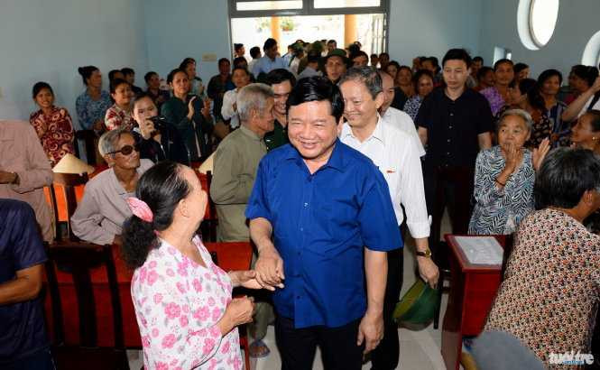 Bí thư Thành ủy TP.HCM động viên các gia đình có hoàn cảnh khó khăn trên địa bàn xã đảo Thạnh An, huyện Cần Giờ - Ảnh: Thuận Thắng