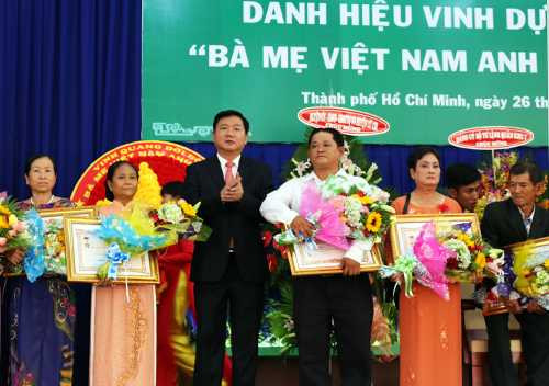 Những bó hoa, những lời tri ân được lãnh đạo Thành ủy, UBND TP HCM gửi đến các mẹ Việt Nam anh hùng và người thân nhân dịp 41 năm đất nước thống nhất. Ảnh: Trung Sơn