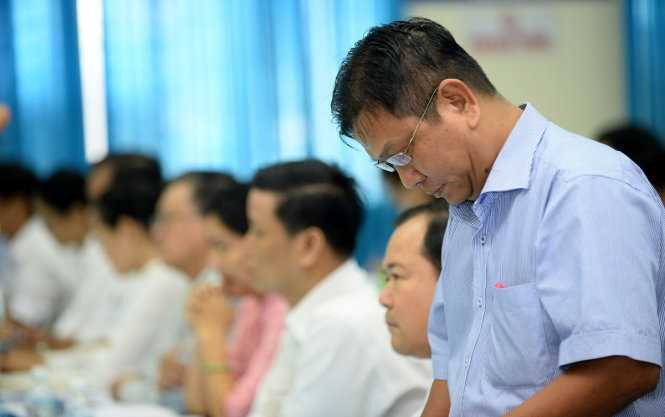 Trưởng phòng Tài nguyên môi trường huyện Hóc Môn Trần Quang Duy trả lời chất vấn của Bí thư Thăng - Ảnh: Thuận Thắng