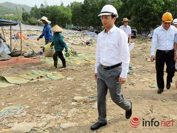 Ông Nguyễn Xuân Anh, Bí thư Thành ủy Đà Nẵng trực tiếp thị sát việc khắc phục ô nhiễm môi trường tại bãi rác Khánh Sơn hôm 17/5 (Ảnh: HC)