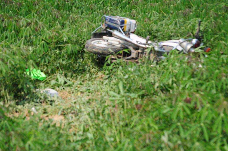 Trong lúc truy đuổi xe khách 16 chỗ, chiếc xe <a href='https://vtcnews.vn/oto-xe-may.31.0.html' >m<a href='https://vtcnews.vn/oto-xe-may.31.0.html' >ô tô</a></a> chuyên dụng của CSGT huyện Phong Điền bị xe 16 chỗ chèn ép đâm vào cọc tiêu đường rồi phi xuống ruộng khiến một chiến sĩ CSGT nguy kịch.