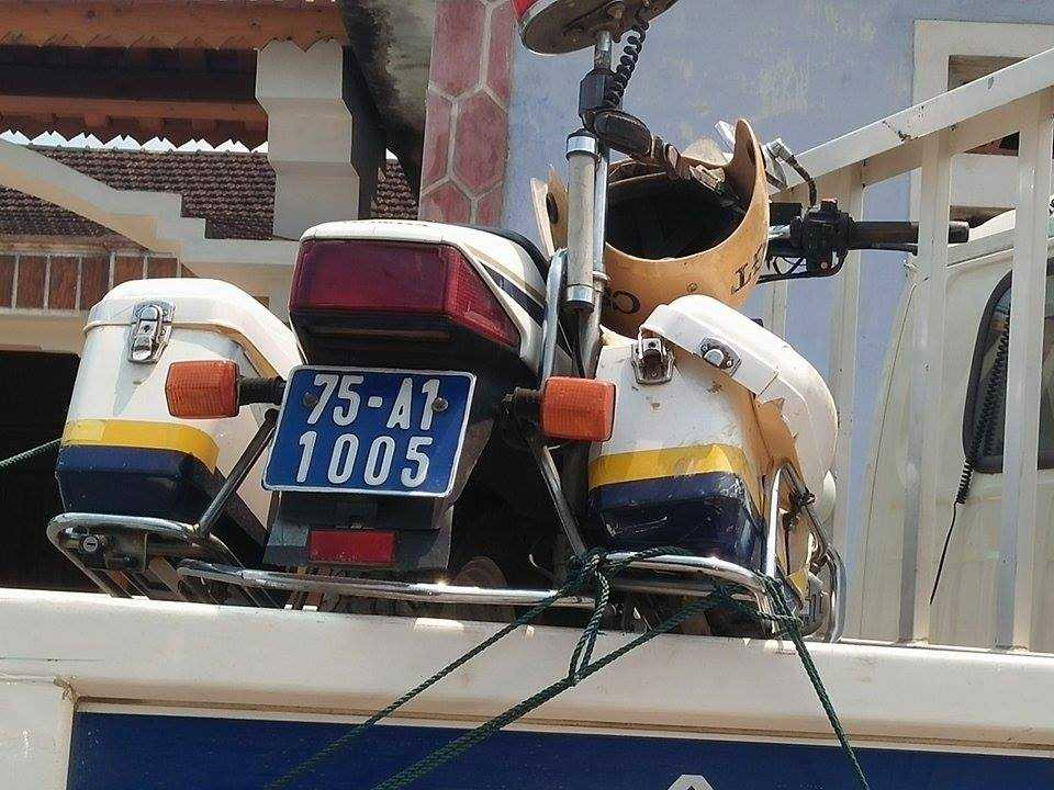 Chiếc xe mô tô của CSGT bị hư hỏng nặng.