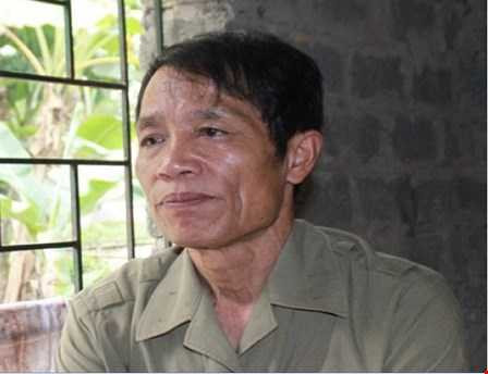 Ông Sen, cha anh H buồn bã thuật lại sự việc.