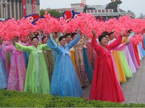 Những người phụ nữ xuất hiện trong trang phục Hanbok truyền thống...