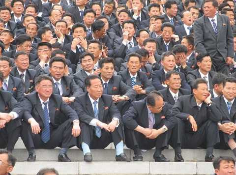 ...trong khi cánh màu râu diện bộ vest tây sang trọng.