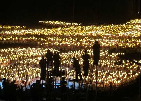 Biển người thắp sáng quảng trường trung tâm