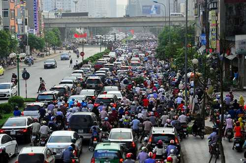 Biển người hỗn loạn chen chúc trên đường sau kỳ nghỉ lễ