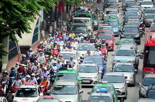 Biển người hỗn loạn chen chúc trên đường sau kỳ nghỉ lễ