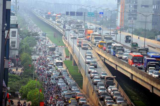 Đường Khuất Duy Tiến ùn tắc kéo dài do xung đột giao thông ở đoạn đường rẽ từ đường trên cao xuống.