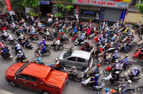 Biển người hỗn loạn chen chúc trên đường sau kỳ nghỉ lễ