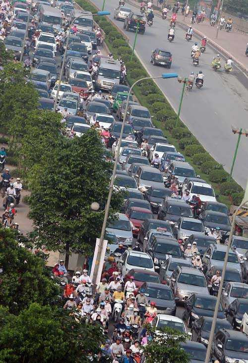 Biển người hỗn loạn chen chúc trên đường sau kỳ nghỉ lễ