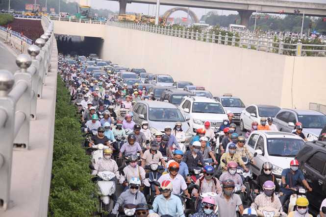 Biển người hỗn loạn chen chúc trên đường sau kỳ nghỉ lễ