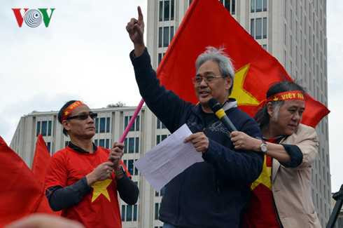 Ông Alan Valdez, đại diện cộng đồng người Philippines tại Đức phát biểu, lên án những việc làm sai trái của chính quyền Bắc Kinh