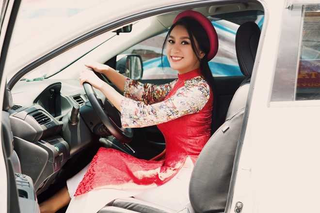 Biểu tượng sexy thập niên 90 Y Phụng bất ngờ về nước dự sự kiện