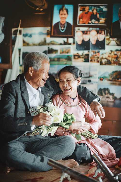 Bộ ảnh cưới của “ông bà lão nhặt rác” gây “bão” mạng Việt