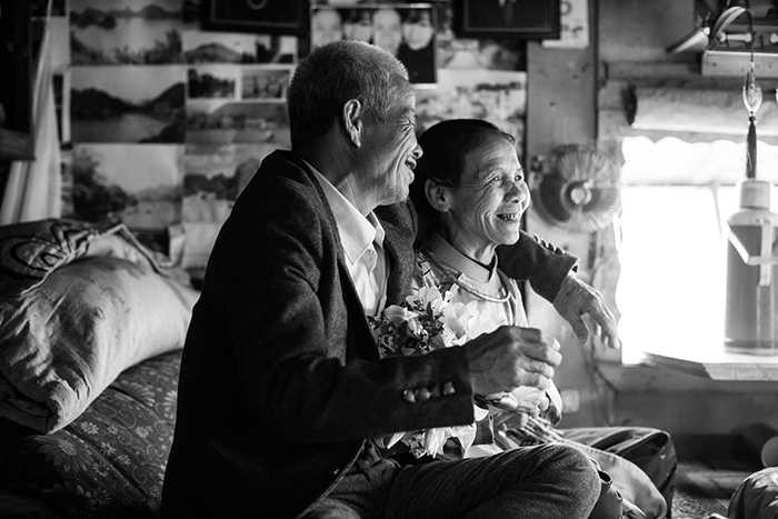 Bộ ảnh cưới của “ông bà lão nhặt rác” gây “bão” mạng Việt