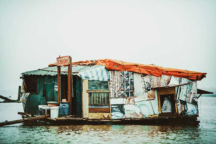 Bộ ảnh cưới của “ông bà lão nhặt rác” gây “bão” mạng Việt