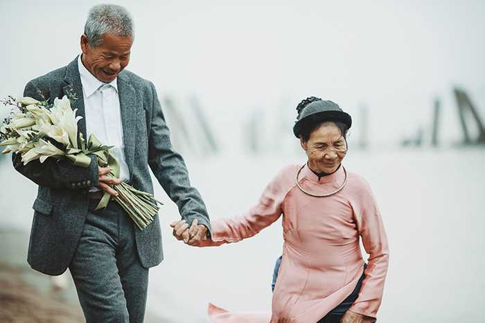 Bộ ảnh cưới của “ông bà lão nhặt rác” gây “bão” mạng Việt