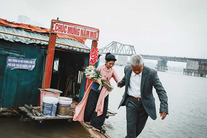 Bộ ảnh cưới của “ông bà lão nhặt rác” gây “bão” mạng Việt