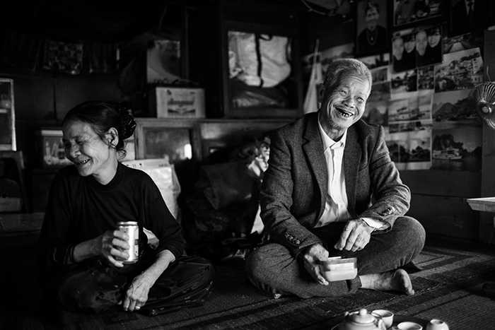 Bộ ảnh cưới của “ông bà lão nhặt rác” gây “bão” mạng Việt